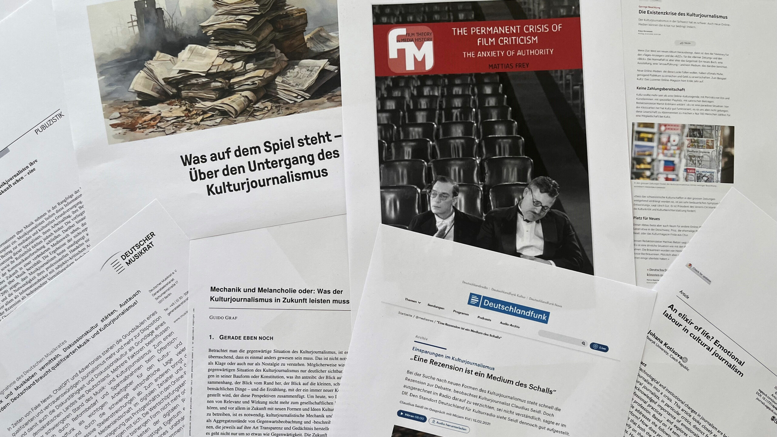 Ausdrucke verschiedener Artikel über die Relevanz des Kulturjournalismus